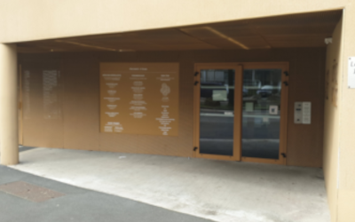 L'entrée du bâtiment où se trouve le cabinet